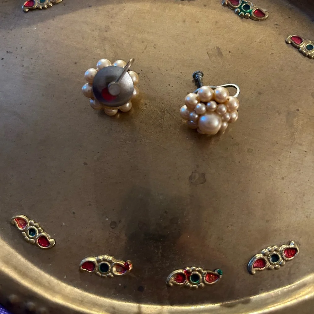VTG Fake Pearl screw back earrings, very dainty!! - Picture 5 of 6